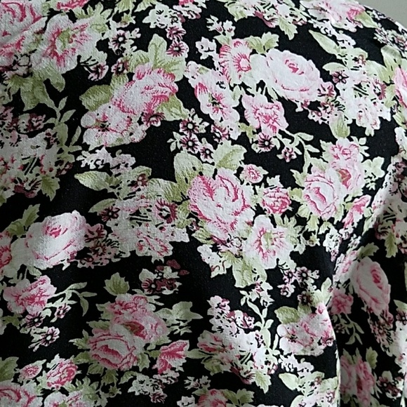 Floral top, to wear over camo, size small - Picture 3 of 3